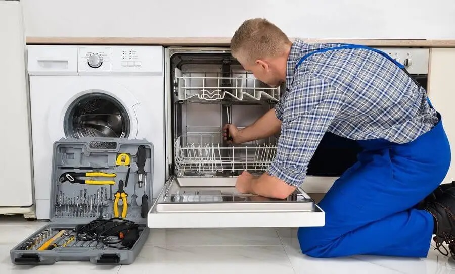 Etimesgut Maytag servisi teknisyen ekibi beyaz eşya tamiri yaparken